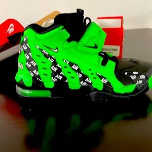 NIKE DT MAX ‘96 ,SIZE 8 MEN, RAGE GREEN &BLACK